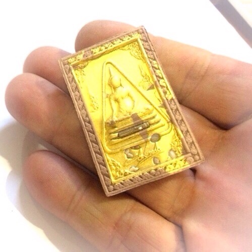 Real 24 ^ gold leaf blessing is pasted on the front face of the amulet
